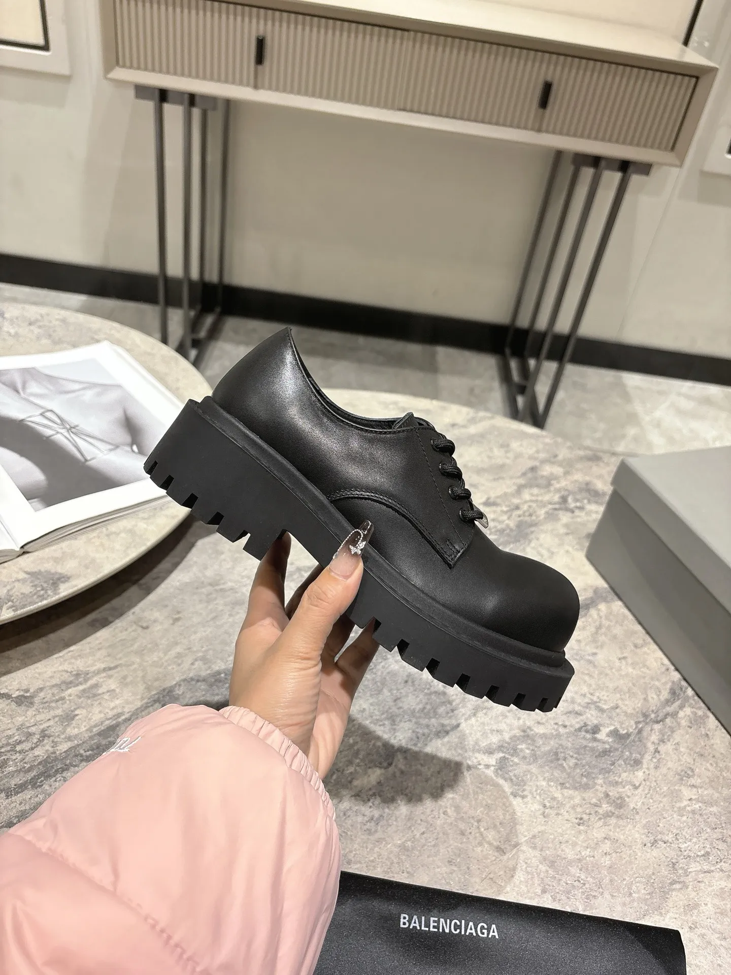 👟👟Ex-factory price 660👟👟 BALENCIAGA Balenciaga's new Stomper Derby big-toe derby shoes. This pair of shoes is simply a dark horse in this year's fashion circle. The exaggerated big-toe design makes people fall in love at first sight! 💖 When I first saw it, I was attracted by the big B logo. It’s so recognizable! Wear it, whether paired with skinny jeans or wide-leg pants, you can easily style it and look extremely fashionable! The double B decorative buckle is hand-inlaid with pure copper hardware. ▪Fabric: original full-grain cowhide. ▪Inner feet: water-dyed cowhide. ▪Sole: original rubber outsole.